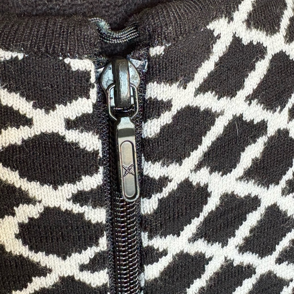 Artelier Small Black & White Geometric Sleeveless Tank Top - Picture 4 of 6